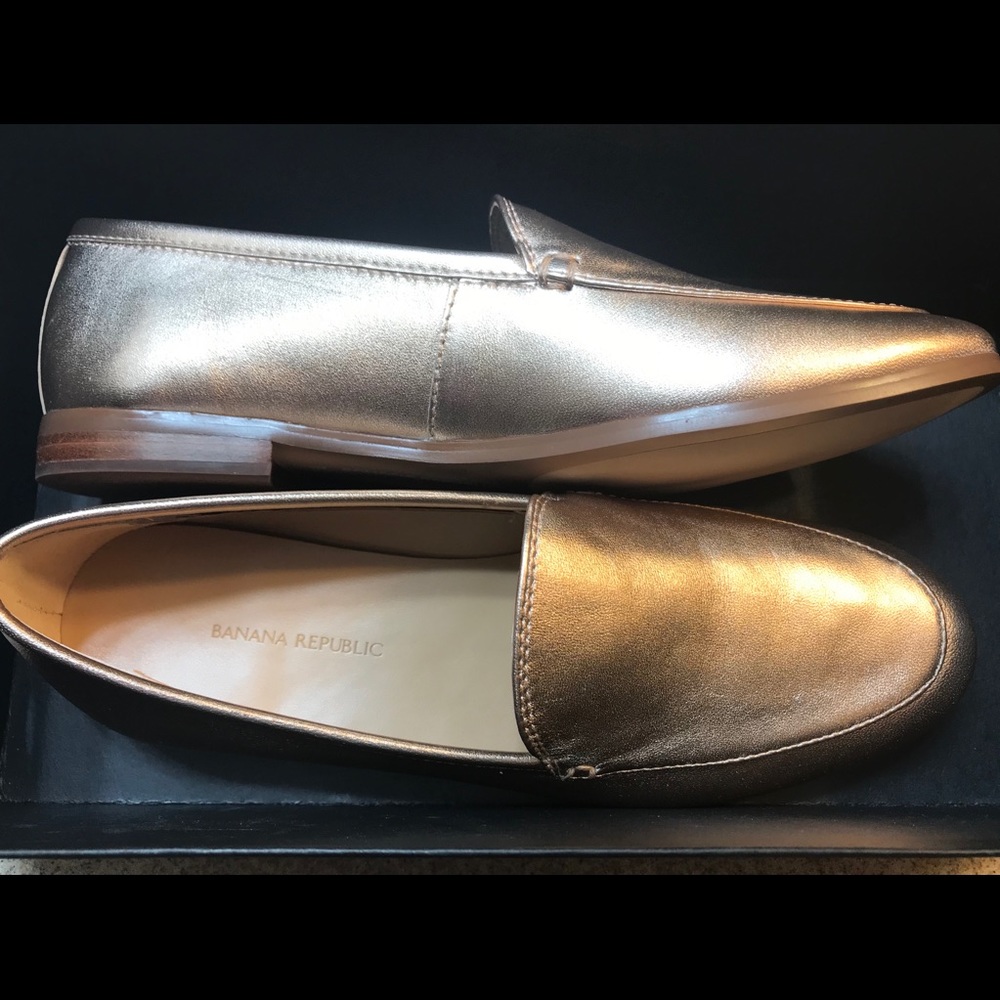 Brand NWT Rose Gold Banana Republic Flat flats.